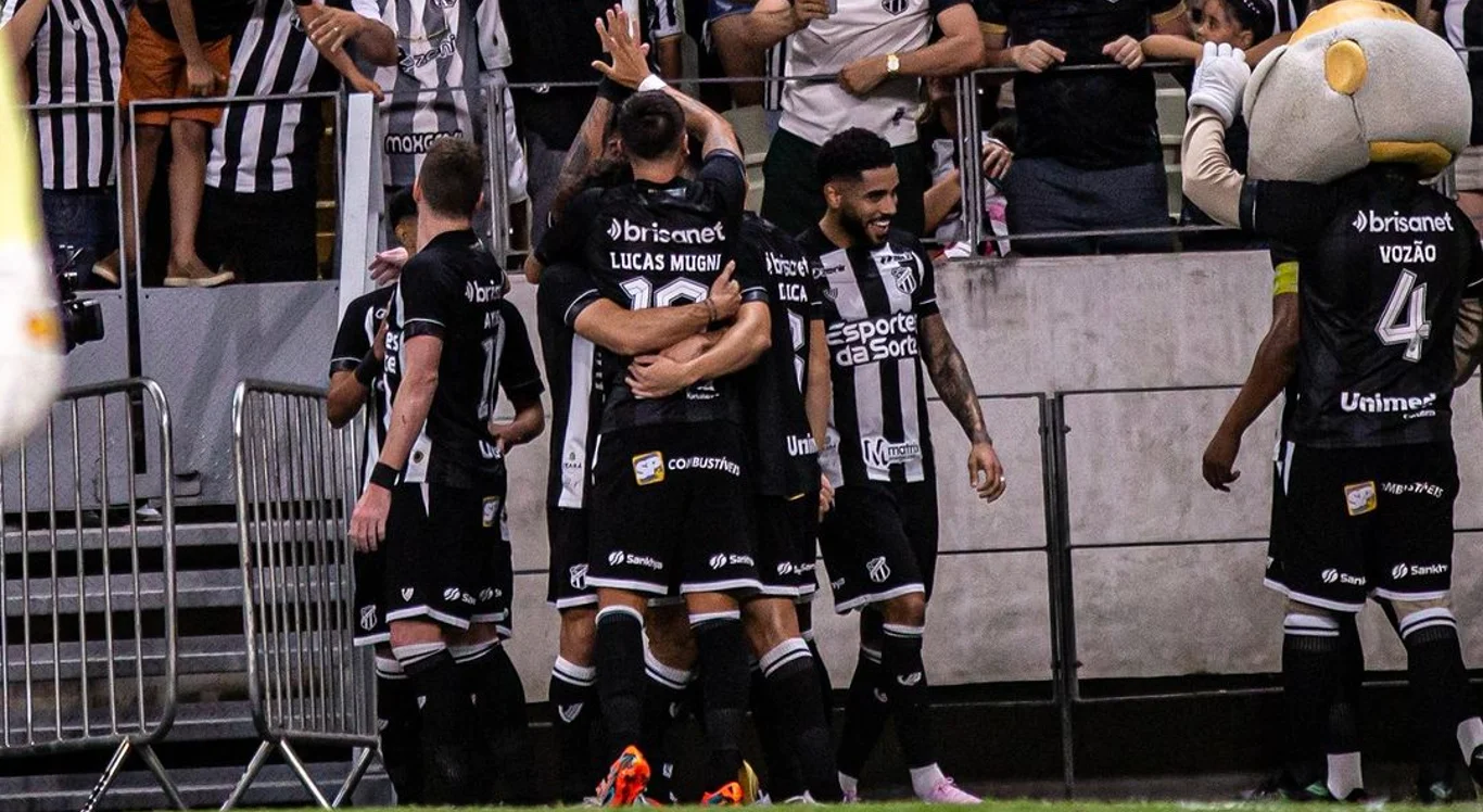 Imagem dos jogadores do Ceará abraçados em frente à torcida