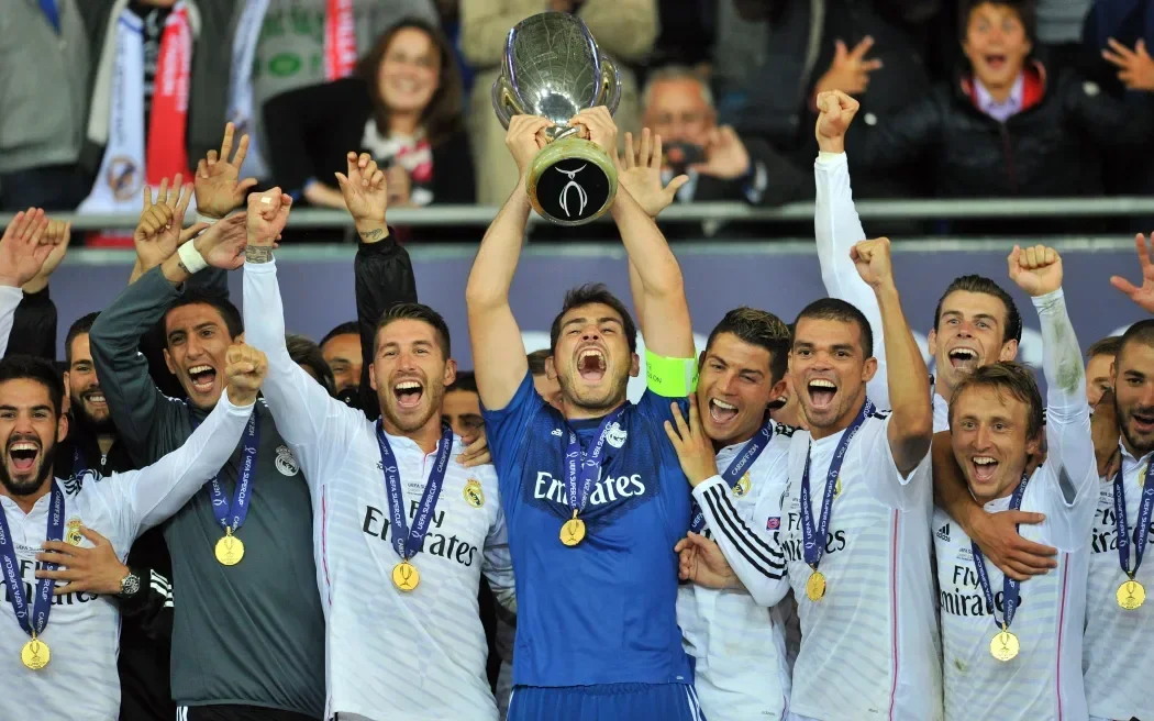 Imagem de jogadores do Real Madrid com a taça da Supercopa em 2014