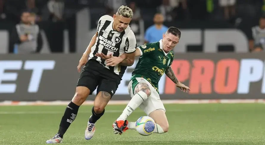 Disputa de bola entre jogadores do Botafogo e Palmeiras