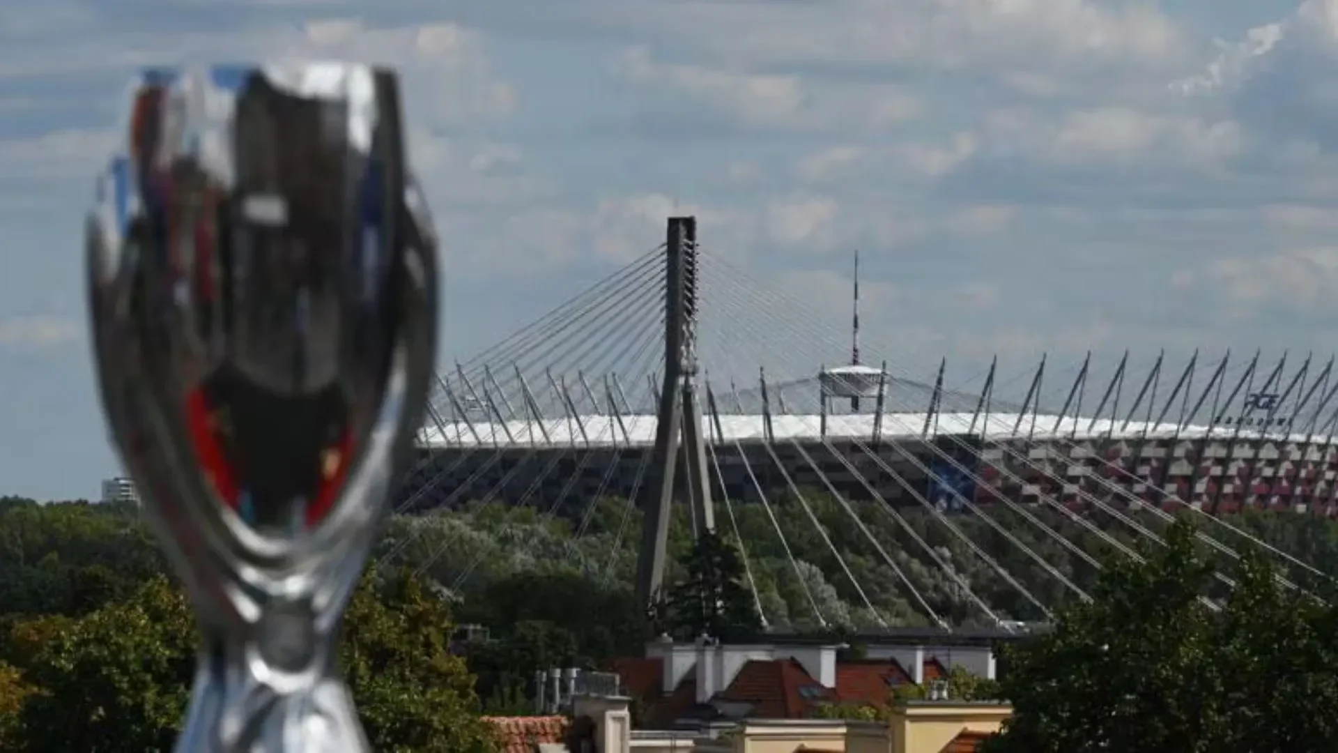 Taça da Supercopa da Uefa com o Estádio Nacional de Varsóvia ao fundo