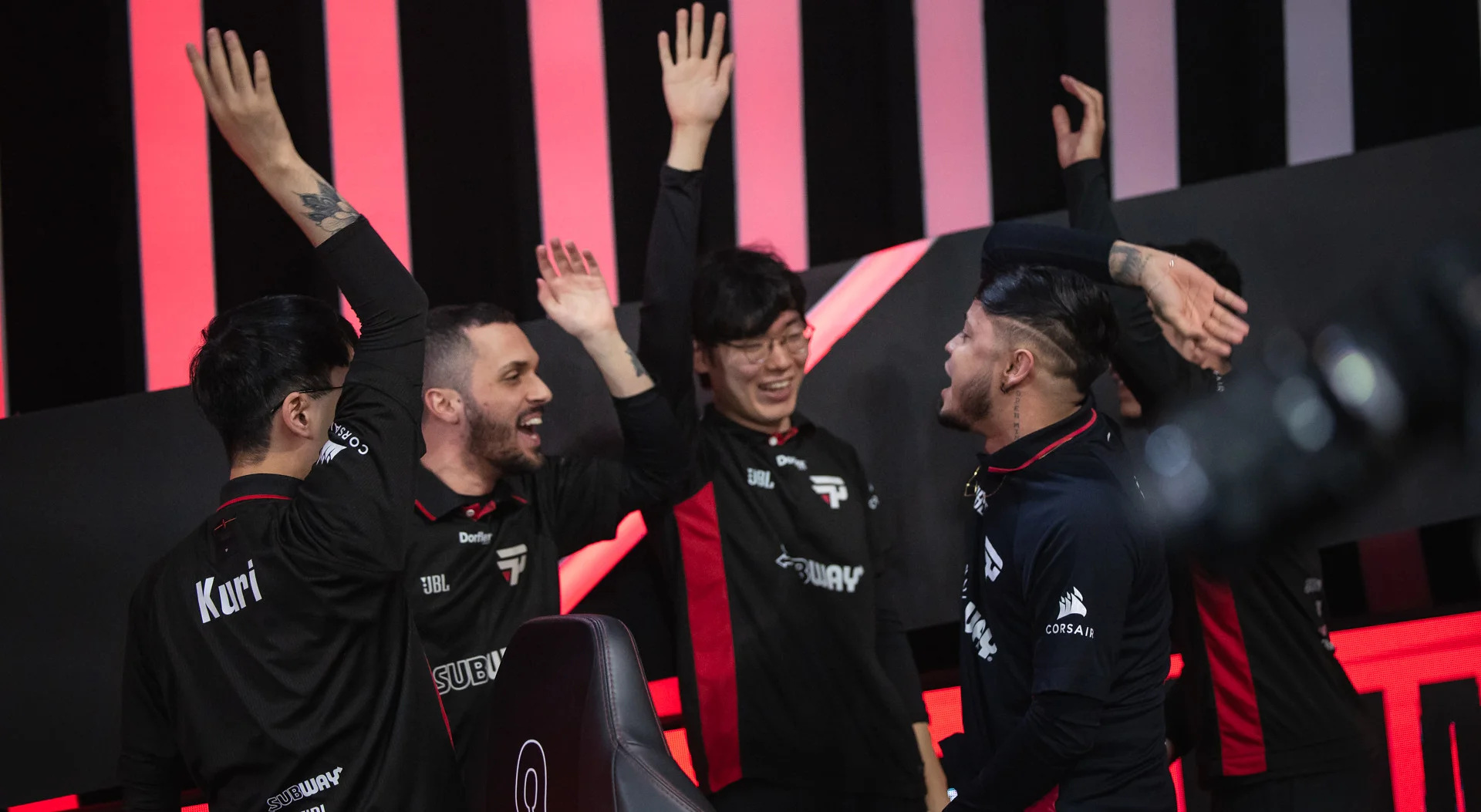 Jogadores da paiN Gaming celebrando vitória no CBLOL