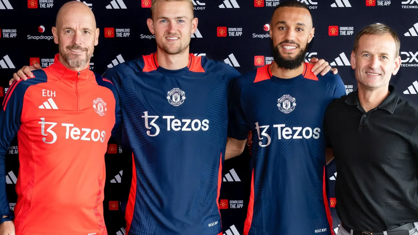 De Ligt e Mazraoui com a camisa do Manchester United