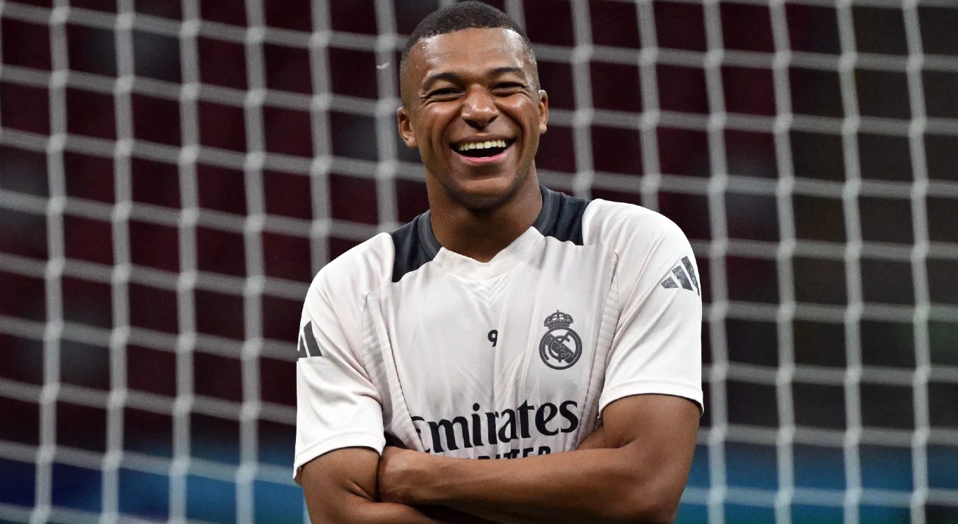 Imagem de Mbappé sorrindo em treino do Real Madrid