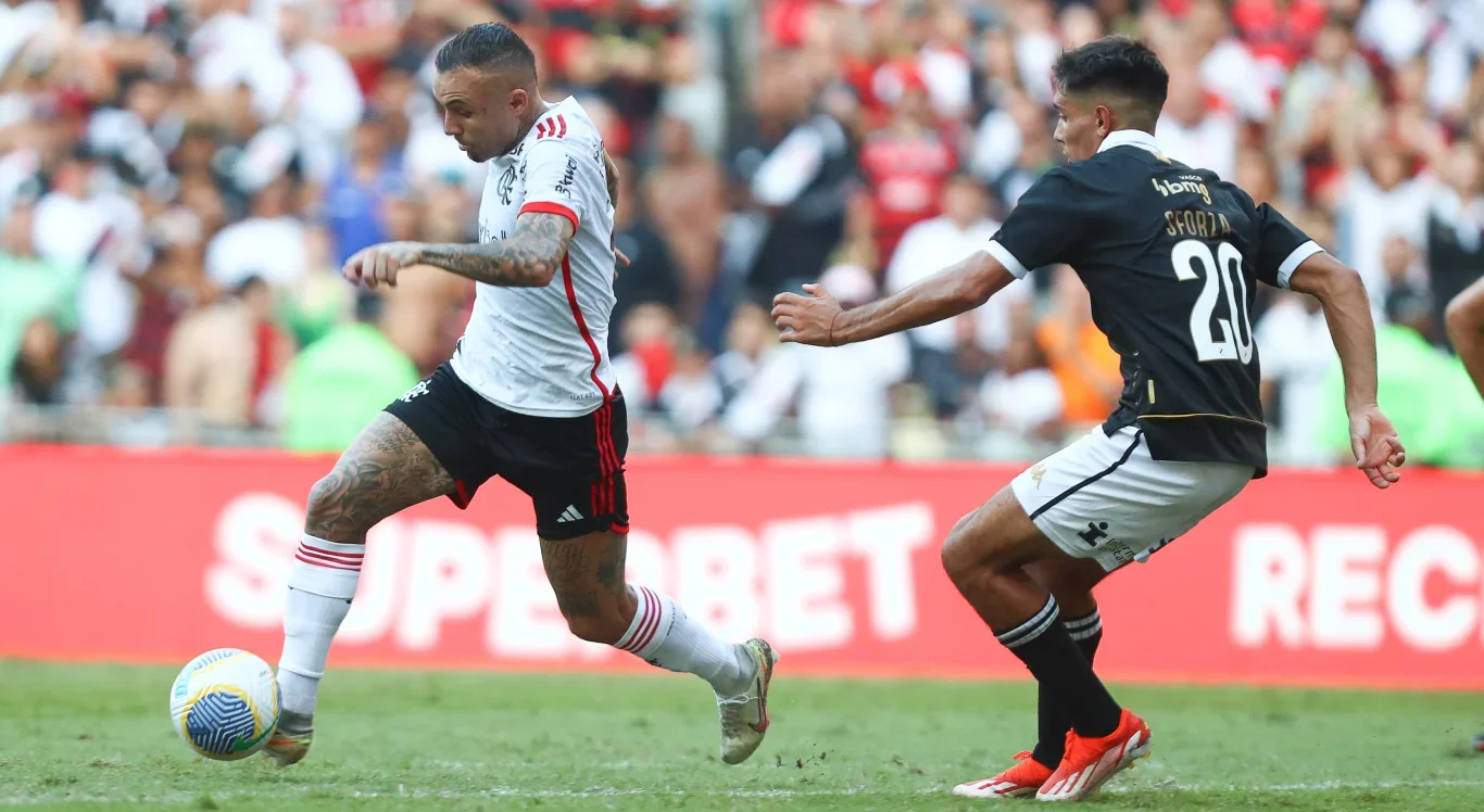 Imagem do atacante Everton Cebolinha enfrentando o Vasco