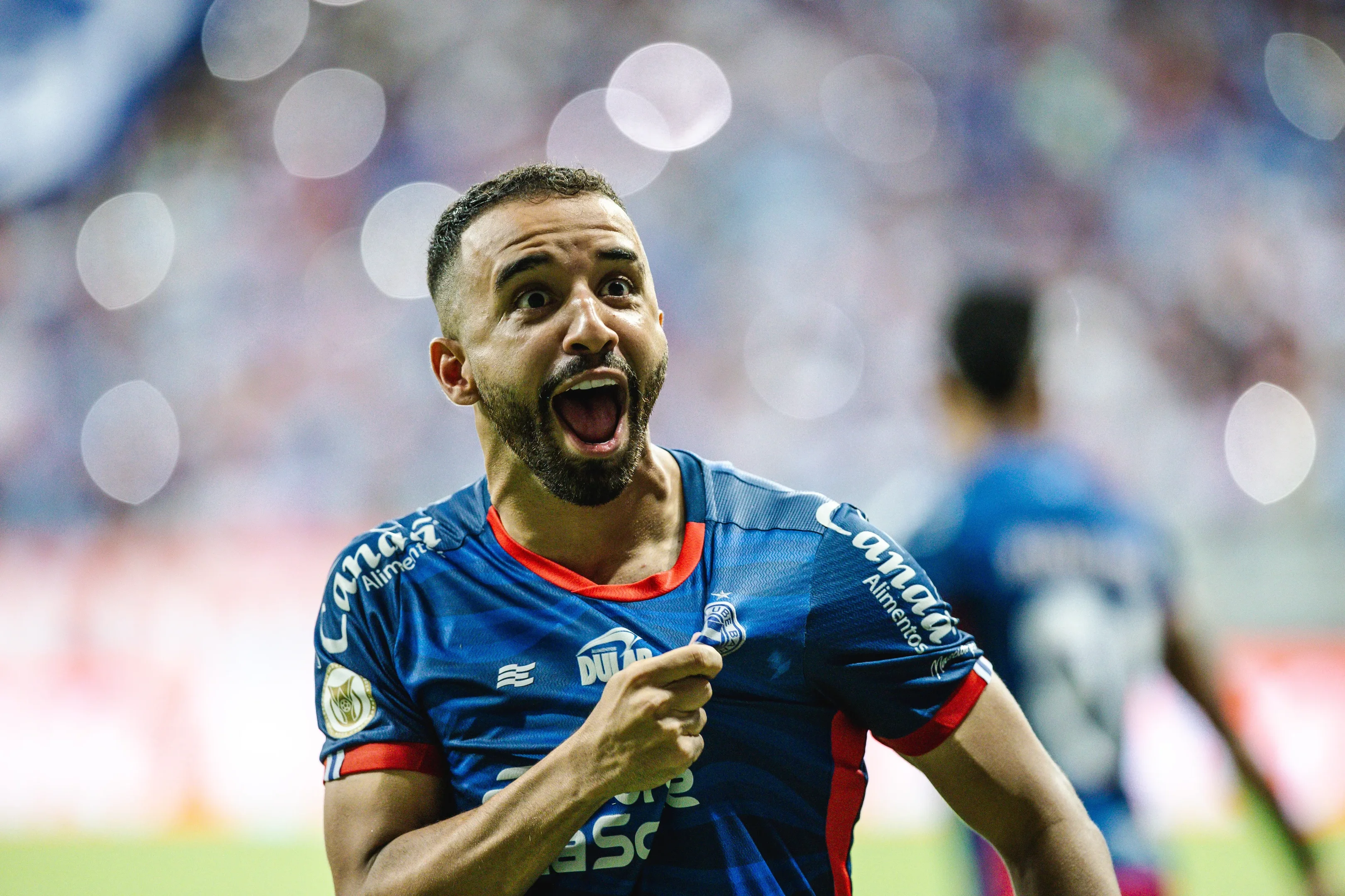 Imagem do volante Caio Alexandre em a&ccedil;&atilde;o com a camisa do Bahia