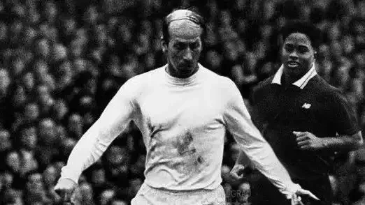Imagem fictícia de Bobby Charlton e Endrick jogando juntos 