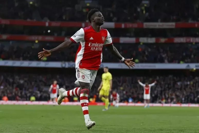 Imagem de Bukayo Saka, atacante do Arsenal, comemorando gol