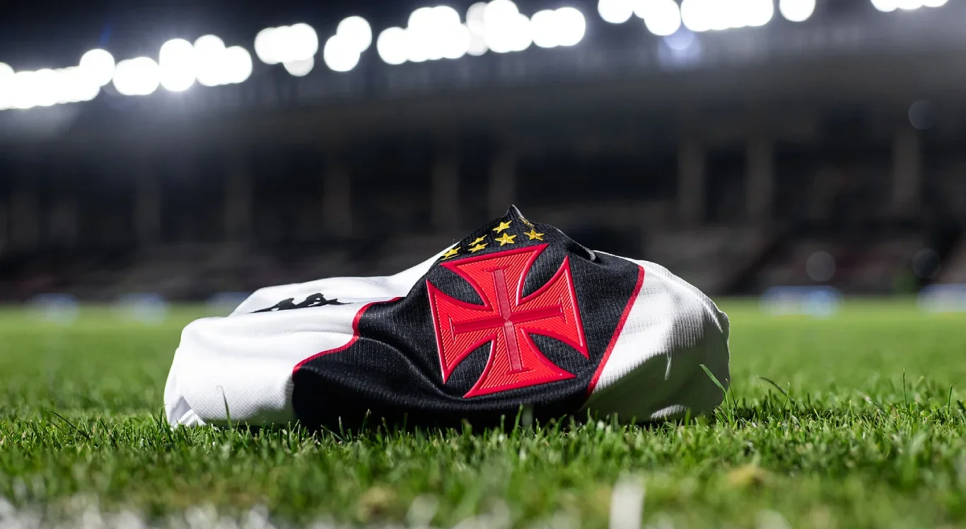 Imagem de uniforme do Vasco sobre o gramado de São Januário