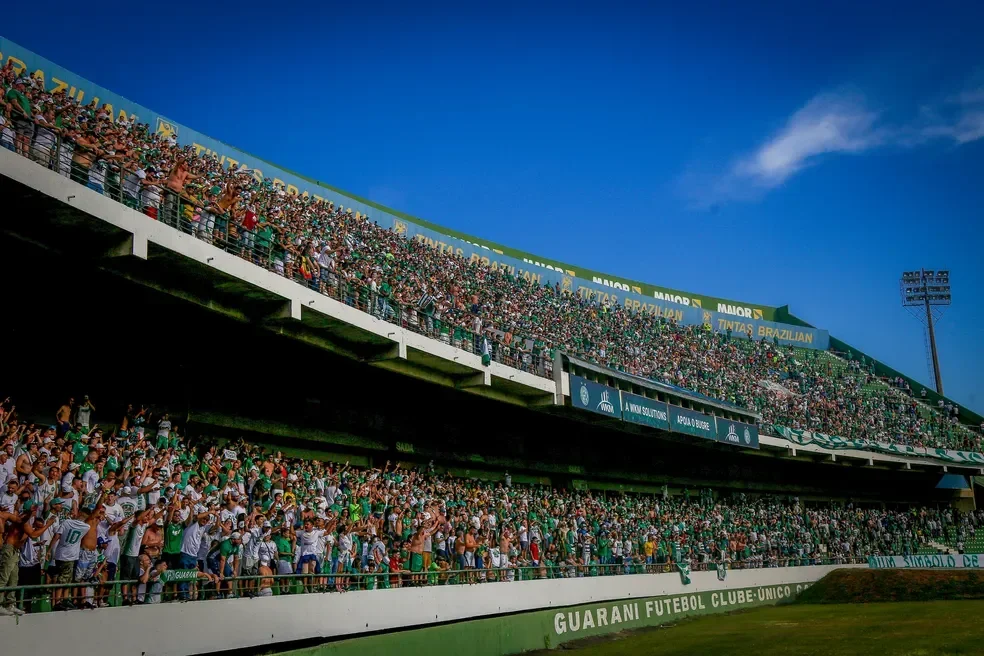 Imagem da torcida do Guarani no estádio Brinco de Ouro