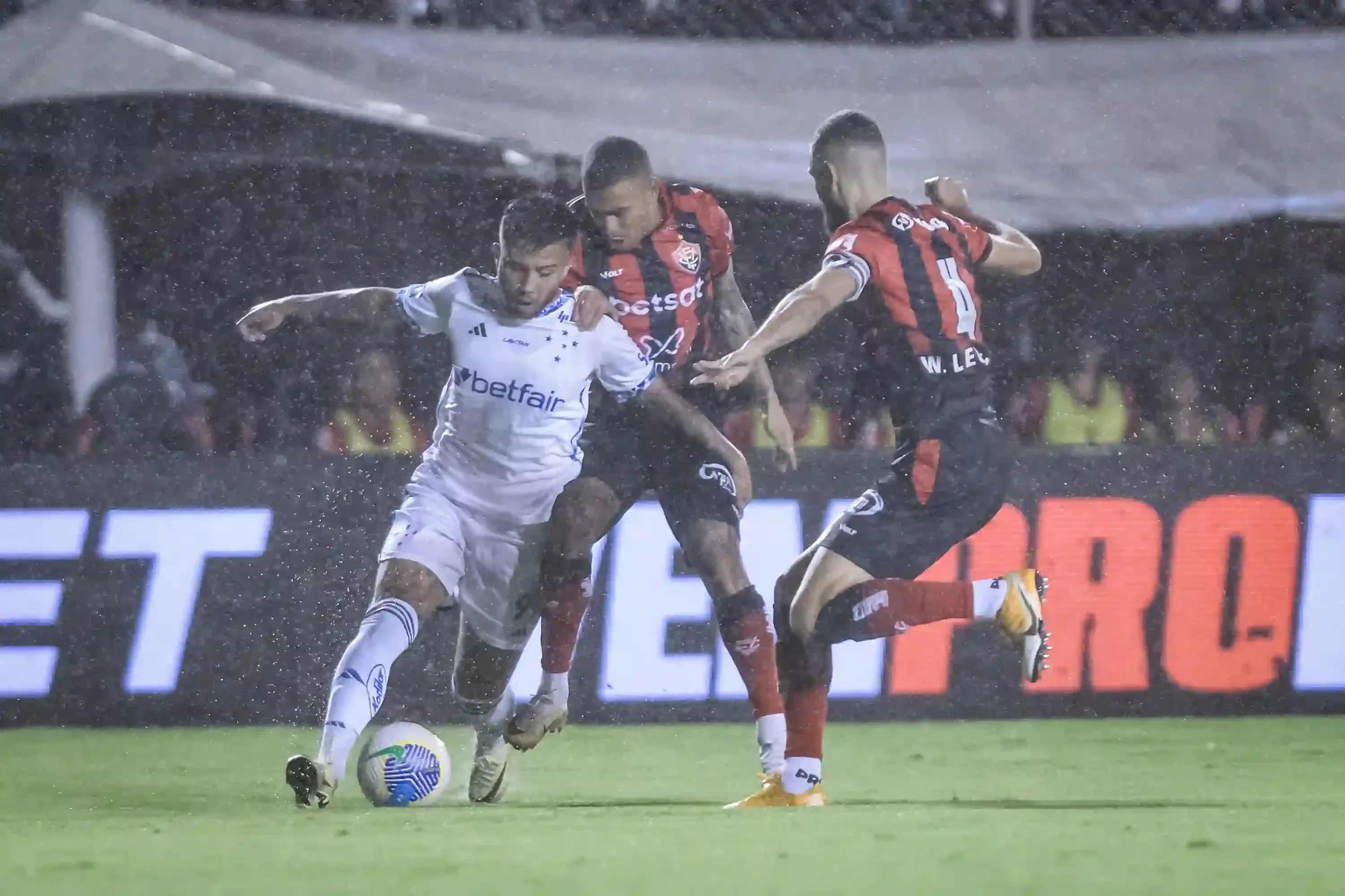 Imagem do jogo entre Vitória x Cruzeiro pela 23ª rodada da Série A