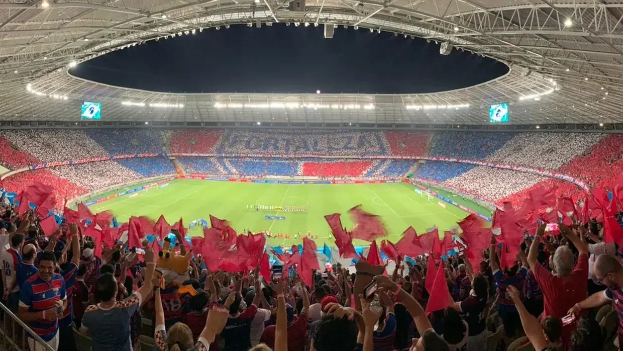 Imagem da Arena Castelão com a torcida do Fortaleza