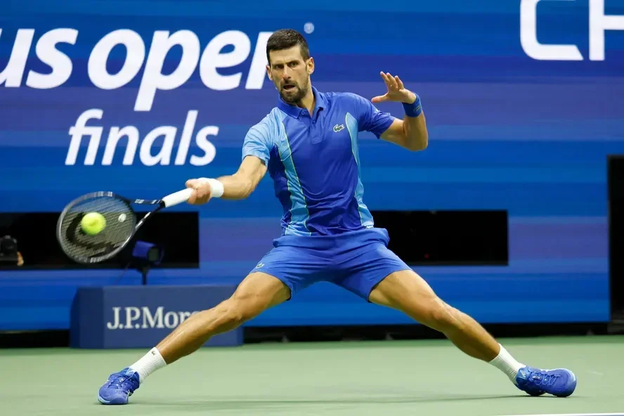 Imagem de Novak Djokovic disputando o US Open, em que foi campeão quatro vezes