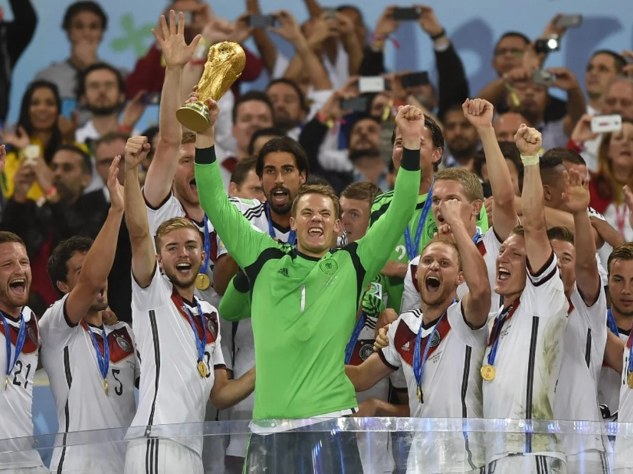 Neuer levanta a taça da Copa do Mundo de 2014, vencida pela Alemanha