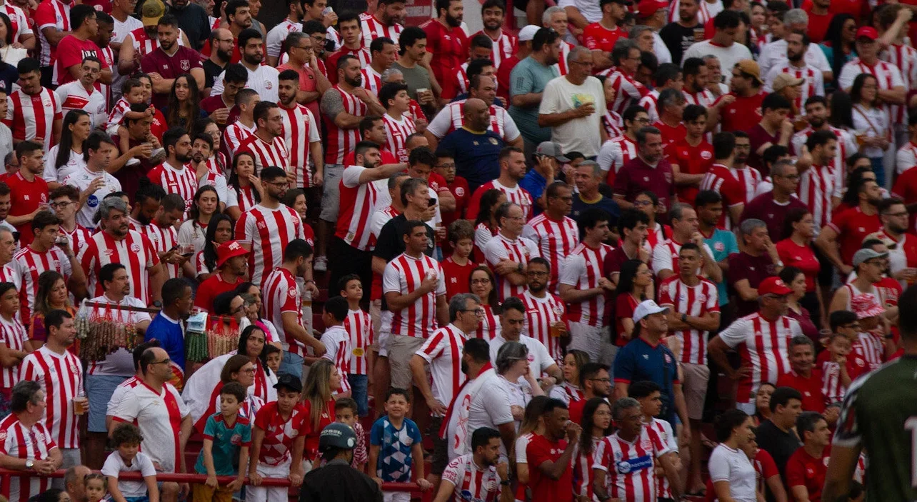 Imagem da torcida do Náutico nos Aflitos