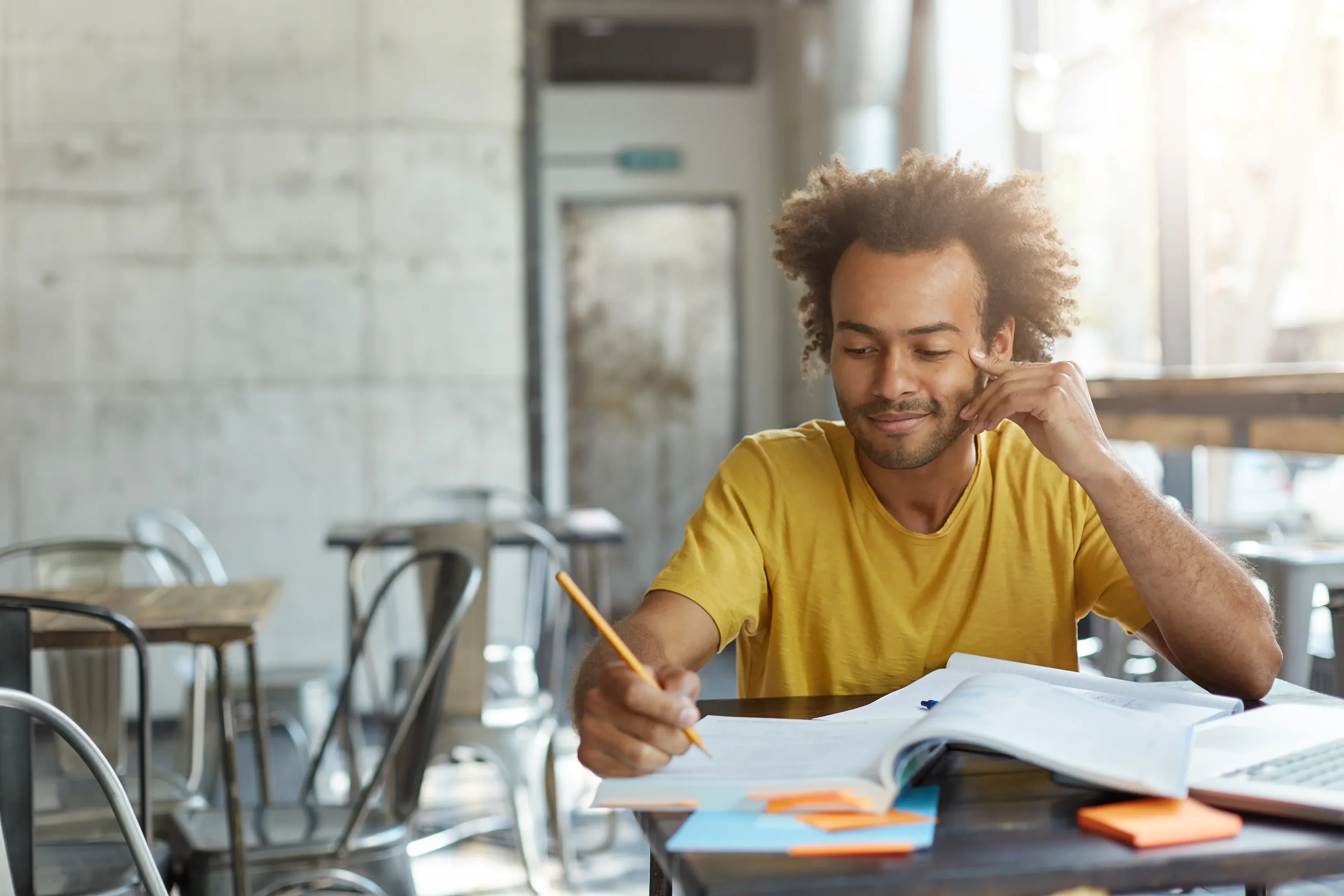 Imagem ilustrativa: aluno estudando para o ENEM. 