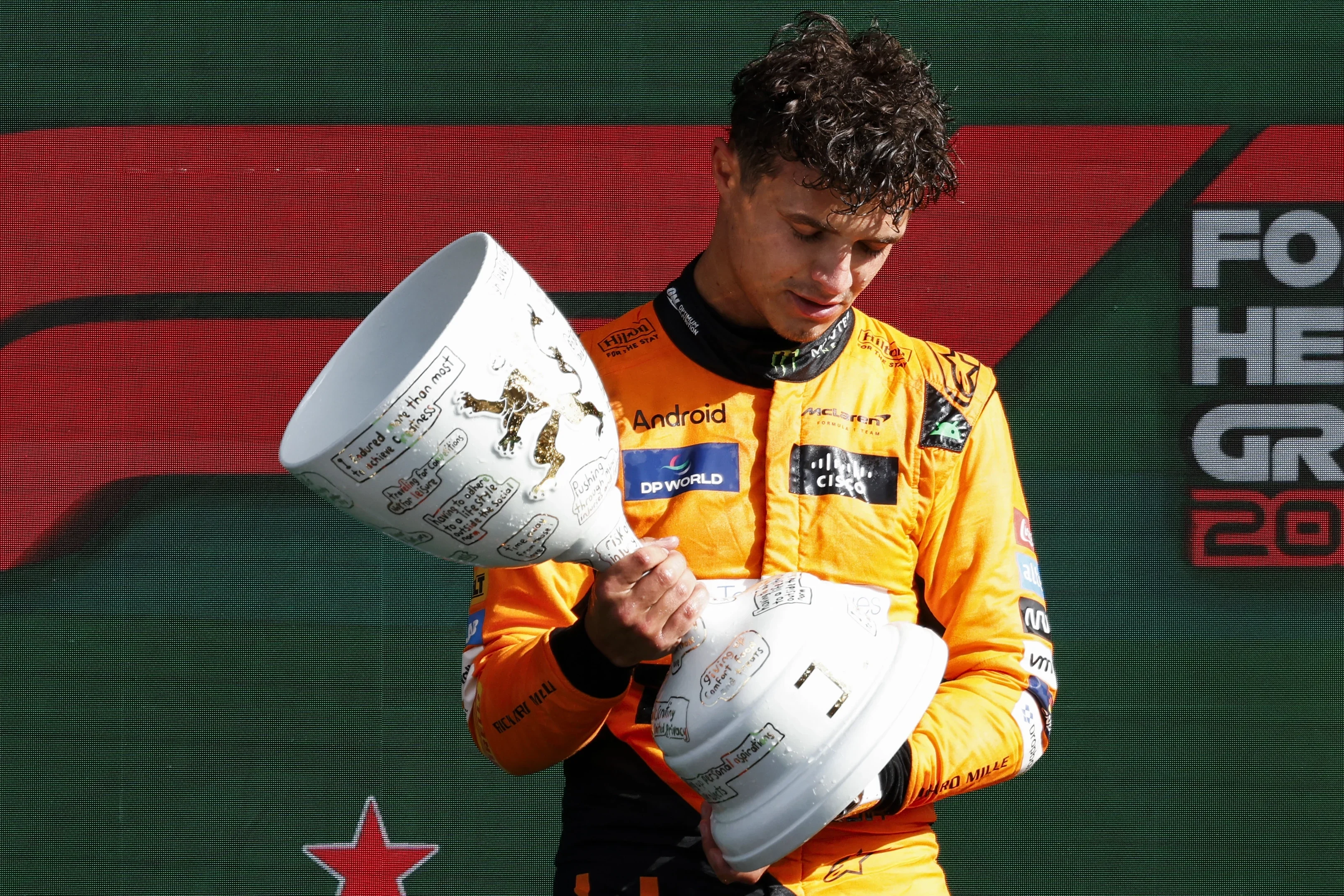 Imagem de Lando Norris no pódio do GP da Holanda