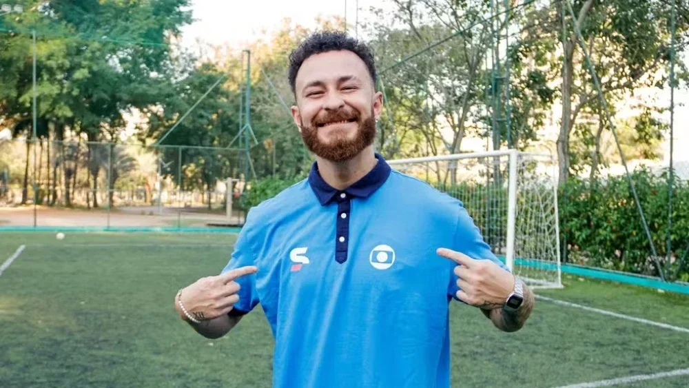 Imagem ilustra Fred com camisa da Globo