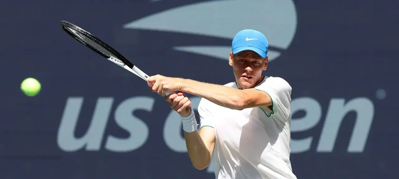 Imagem de Jannik Sinner treinando em quadra do US Open