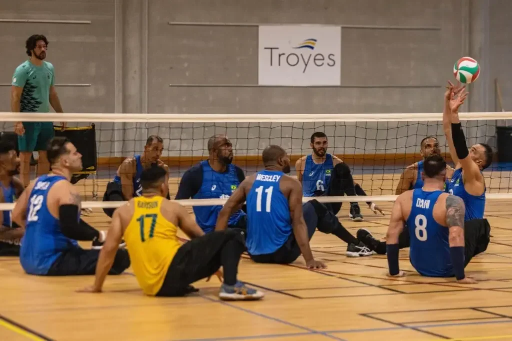 Equipe de vôlei em preparação para os Jogos Paralímpicos