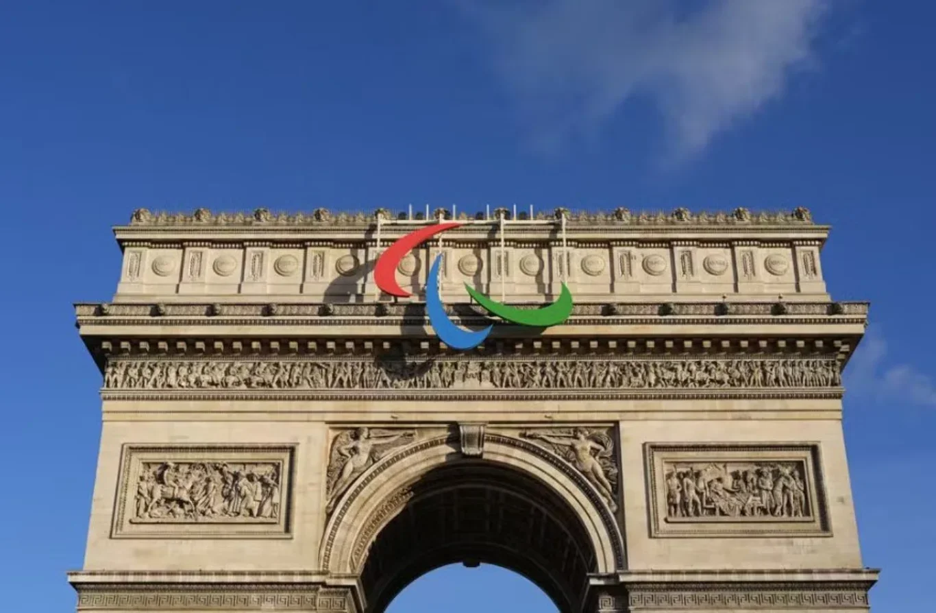 Imagem dos Agitos Paralímpicos no Arco do Triunfo, em Paris, na França