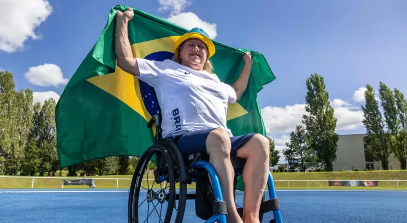 Imagem de Beth Gomes, porta-bandeira do Brasil nas Paralimpíadas de Paris