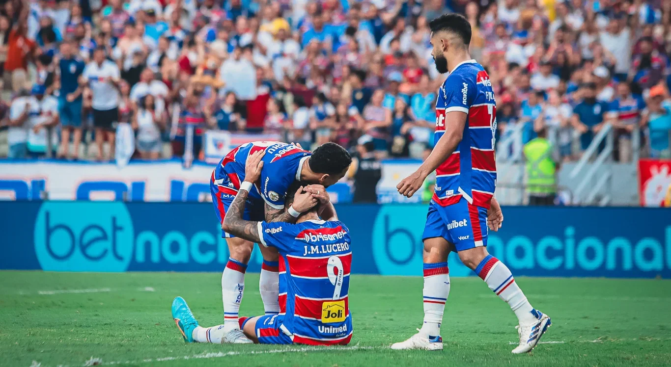 Imagem dos jogadores do Fortaleza enfrentando o Corinthians