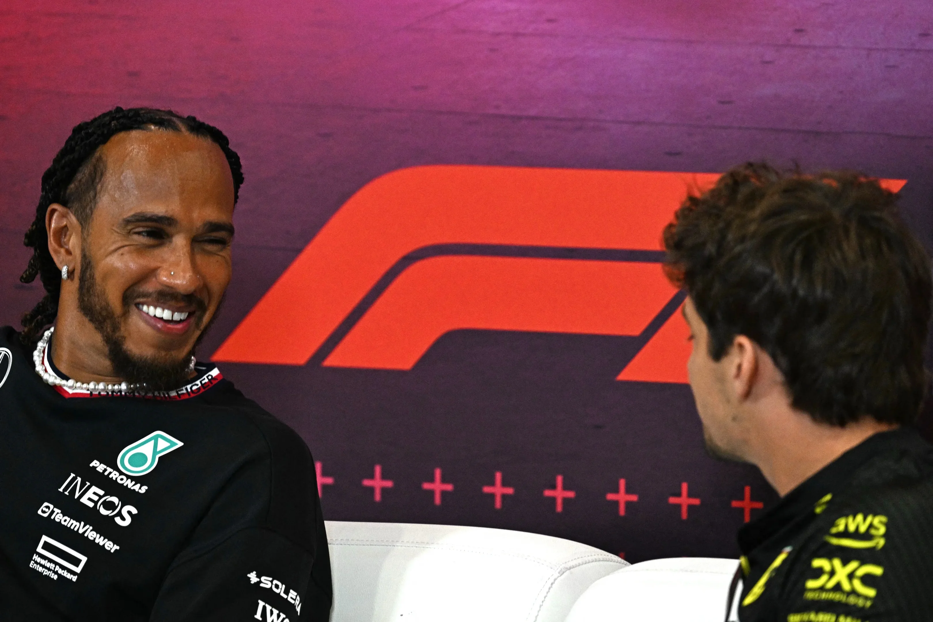 Imagem de Lewis Hamilton e Charles Leclerc