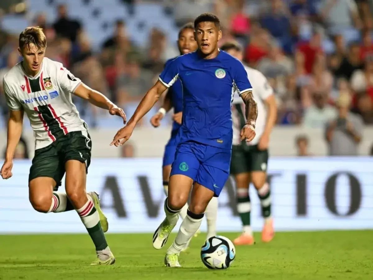 Ângelo com a camisa do Chelsea