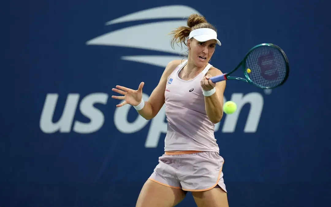 Imagem de Bia Haddad Maia rebatendo bola no US Open 2024
