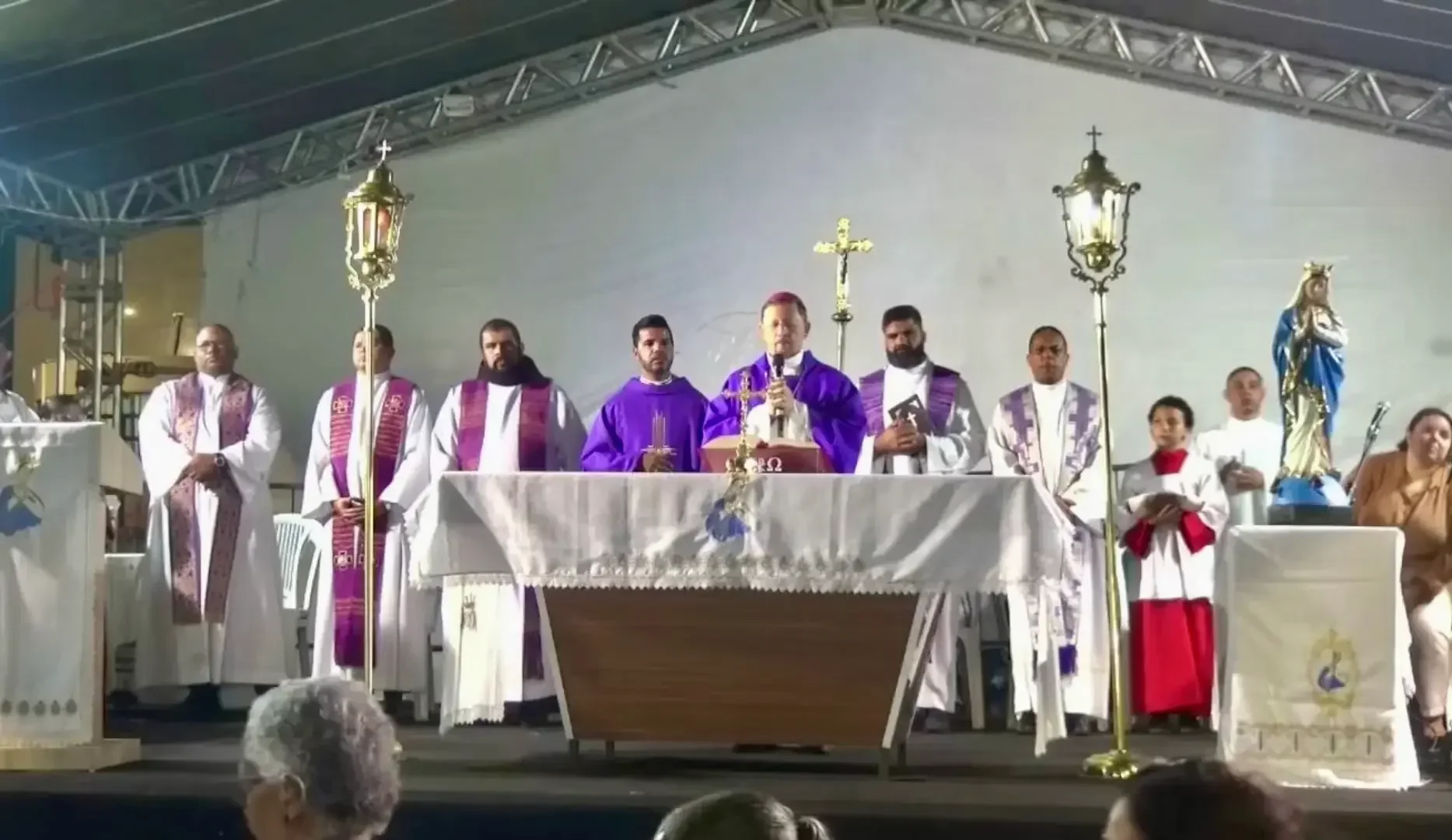 Imagem: bispo emérito da Arquidiocese de Vitória da Conquista (BA) celebra missa no Morro da Conceição.