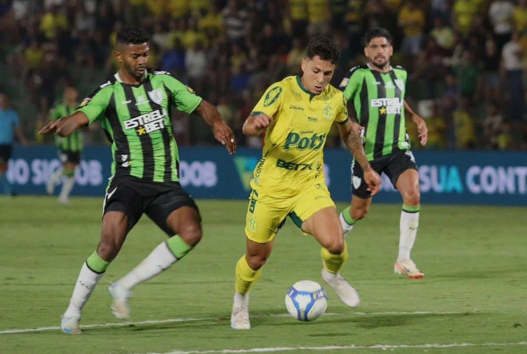 Jogador do Mirassol no ataque em partida contra o América-MG