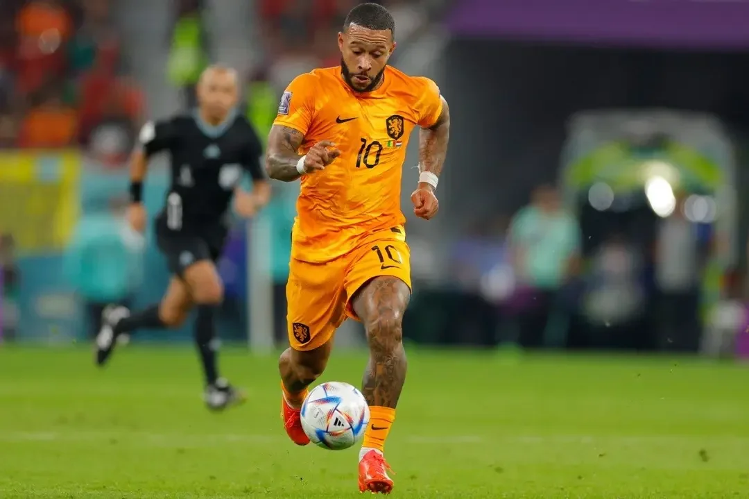 Depay com a camisa da Holanda