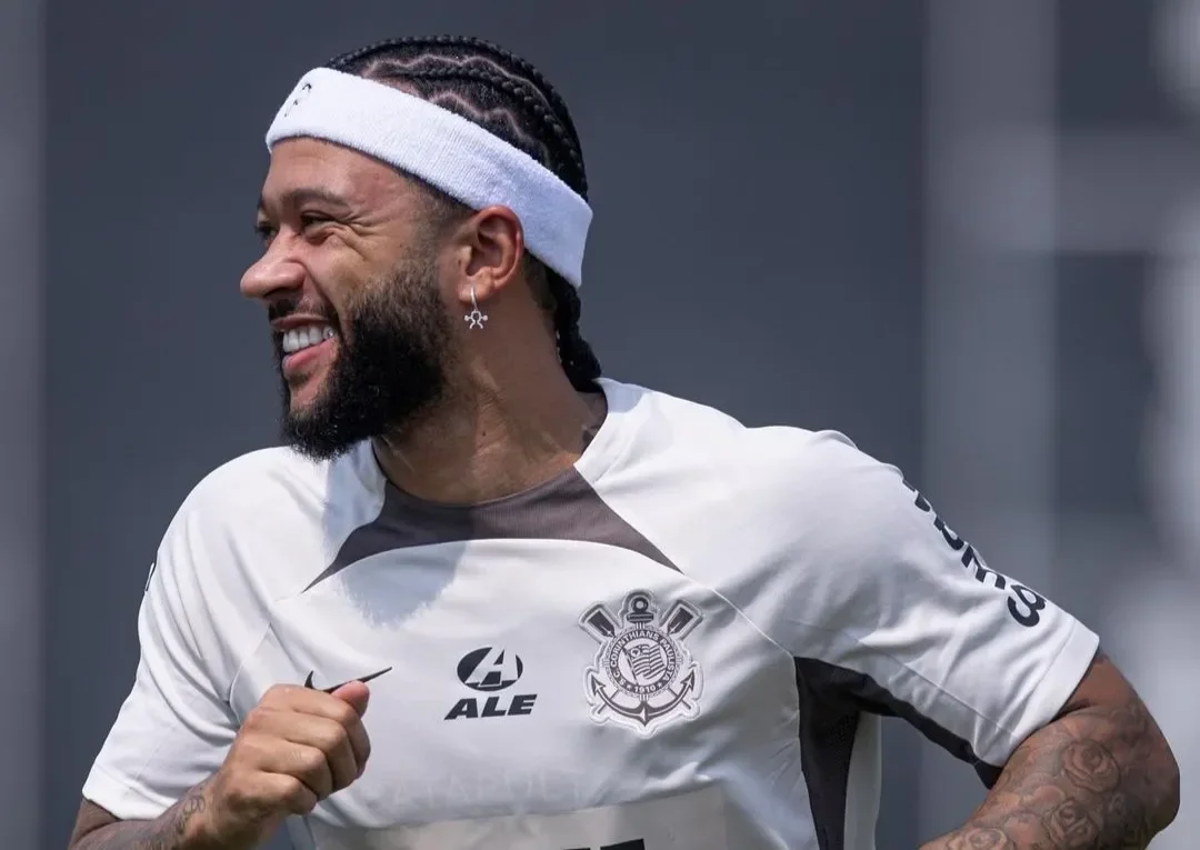 Memphis Depay já treina pelo Timão