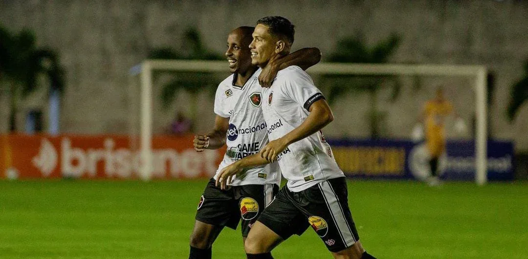 Jogadores do Botafogo-PB comemorando um gol