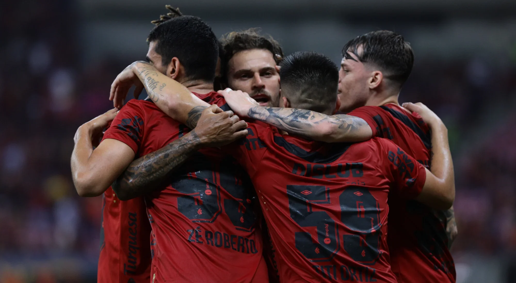 Lucas Lima comemora gol com outros jogadores do Sport em duelo diante do CRB, pela Série B do Campeonato Brasileiro