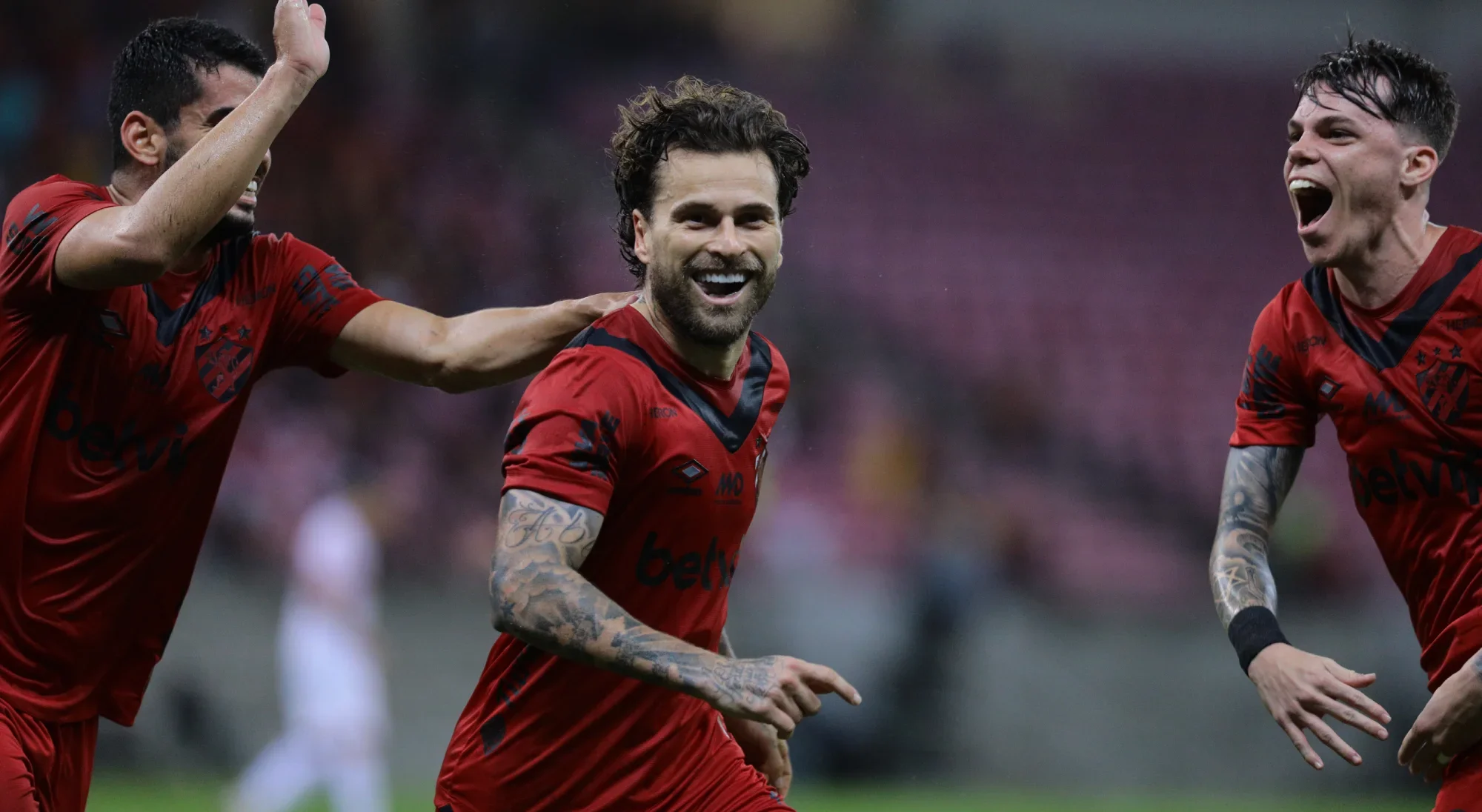 Lucas Lima comemora gol com outros jogadores do Sport em duelo diante do CRB, pela Série B do Campeonato Brasileiro