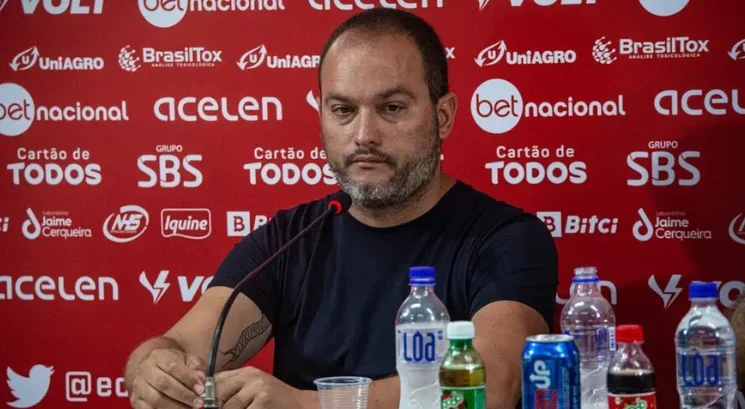 Imagem do novo executivo de futebol do Náutico, Edgard Montemor em coletiva de imprensa pelo Vitória