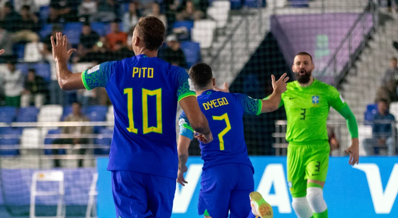 Imagem da seleção brasileira enfrentando a Croácia na Copa do Mundo de Futsal