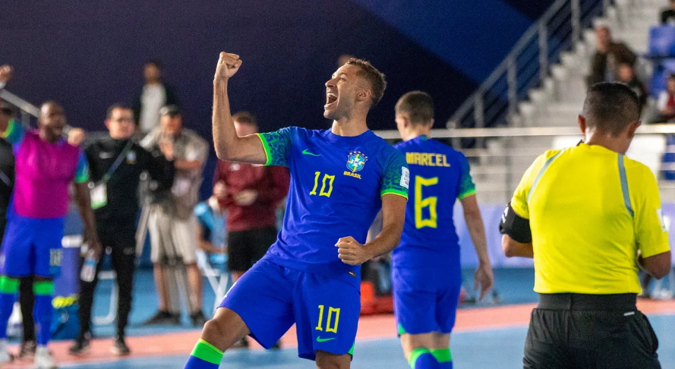 Imagem da seleção brasileira enfrentando a Croácia na Copa do Mundo de Futsal