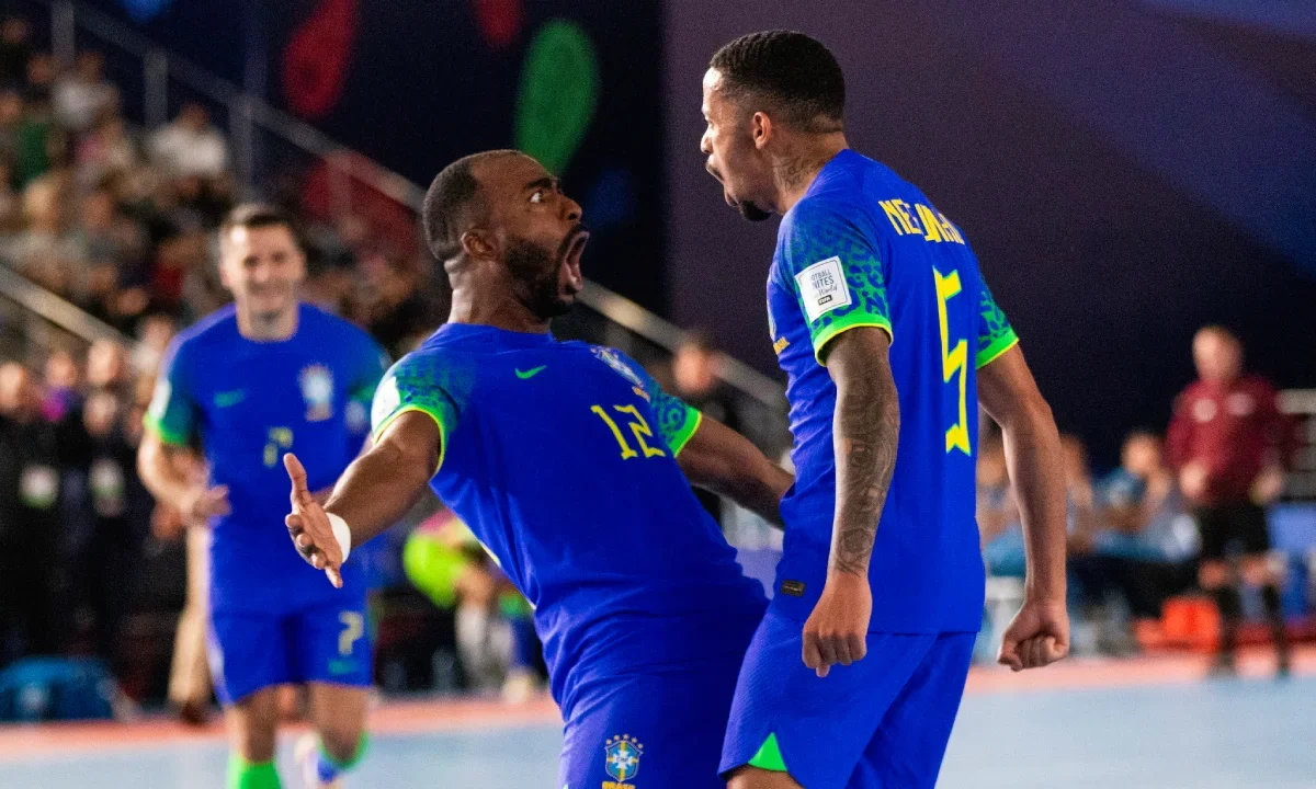 Imagem dos jogadores da seleção brasileira de futsal na Copa do Mundo