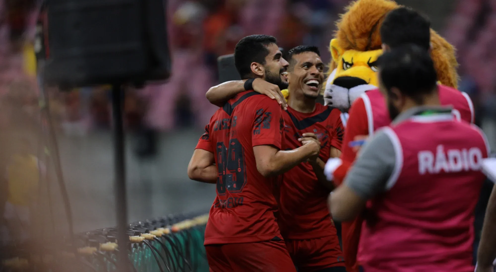 Zé Roberto celebrando gol pelo Sport na Série B