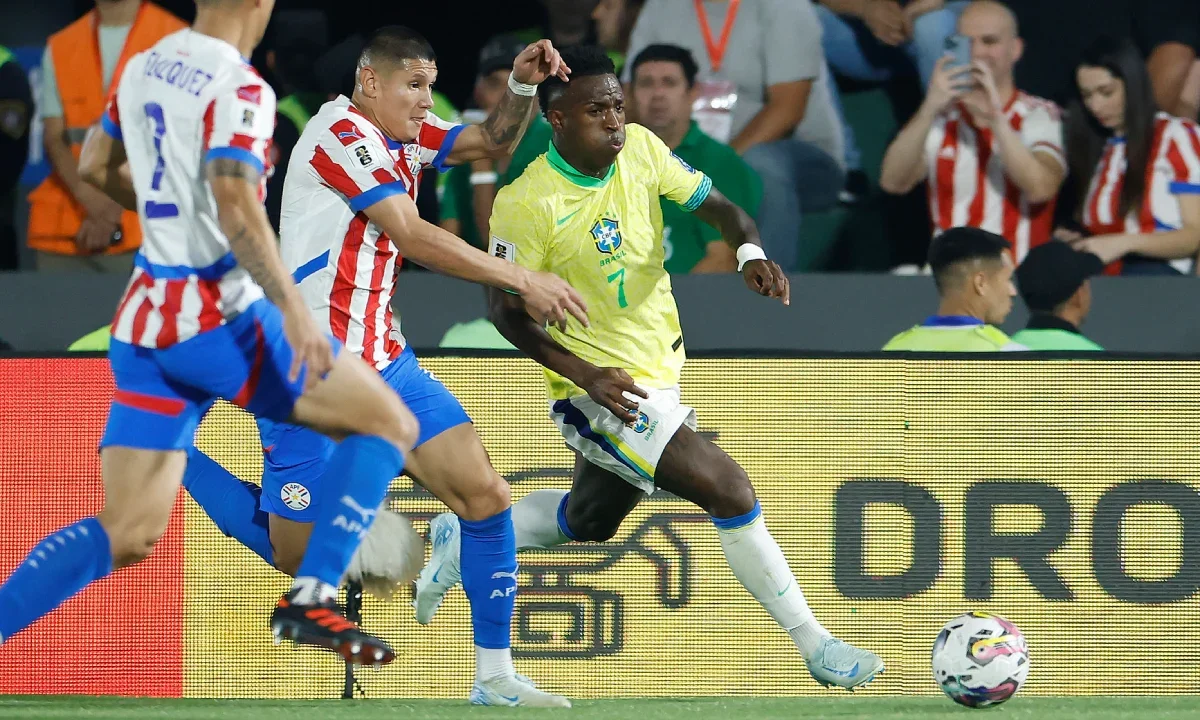 Imagem de Vinicius Jr enfrentando o Paraguai nas Eliminatórias da Copa do Mundo 2026