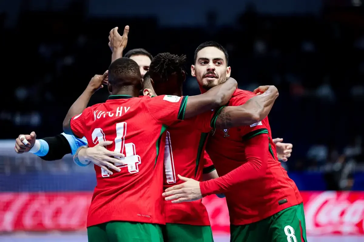 Imagem dos jogadores de Portugal na quadra