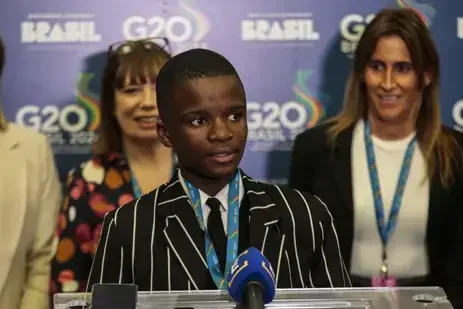 Thando Ntintili construiu filtro que melhorou qualidade da água de sua comunidade na África do Sul.