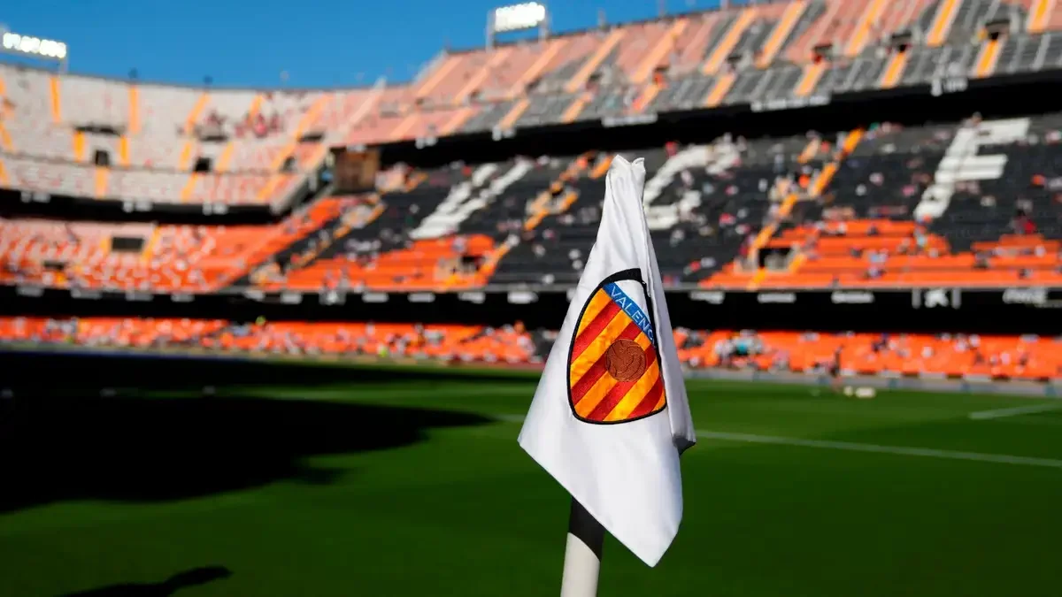 Bandeira de escanteio no estádio Mestalla, em Valência