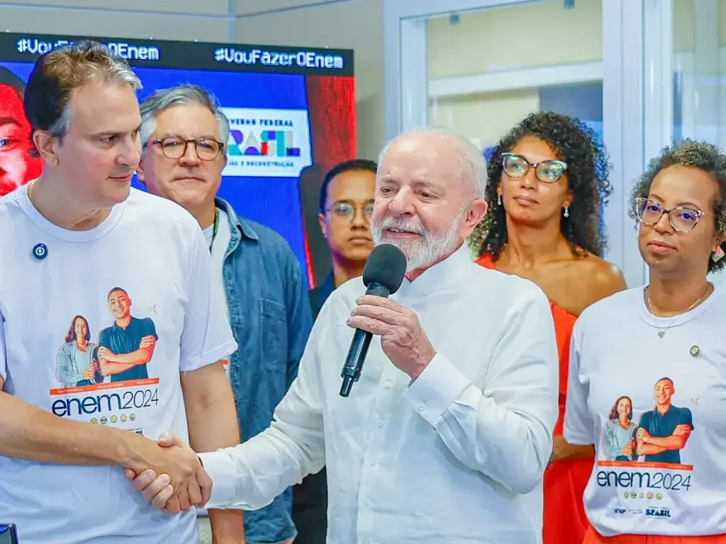 O ministro da Educação, Camilo Santana, e o presidente da República, Luiz Inácio Lula da Silva durante Visita à Sala de Monitoramento do Enem 2024