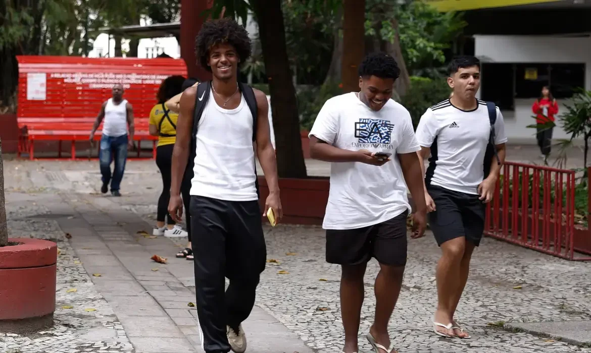 Imagem de jovens negros caminhando