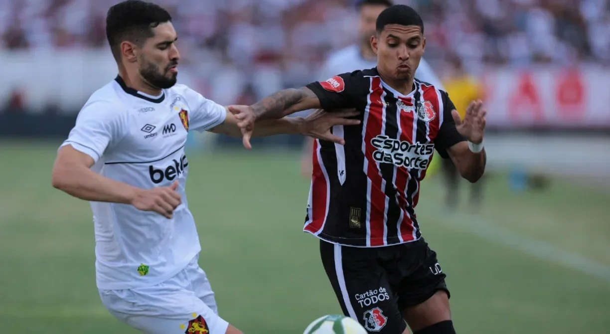 Felipe (E) e Thiaguinho (D) durante Santa Cruz x Sport no Arruda