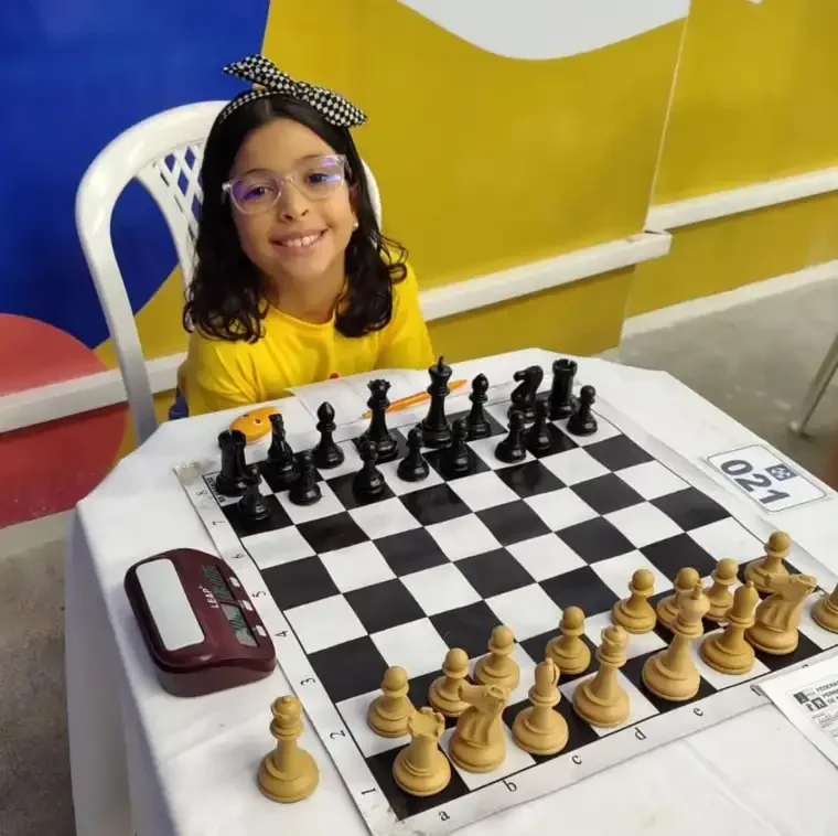 Imagem de menina de 8 anos que ganhou Campeonato Mundial de Cadetes da FIDE 2024, se destacando como a melhor enxadrista da América Latina em sua categoria