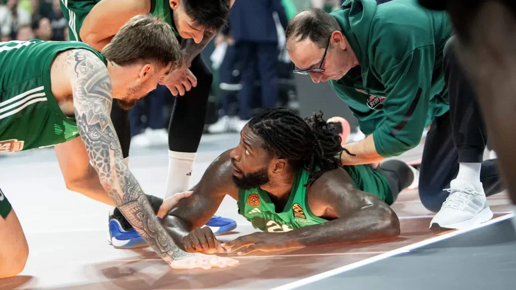 O jogador sofreu uma lesão no tornozelo durante uma jogada.